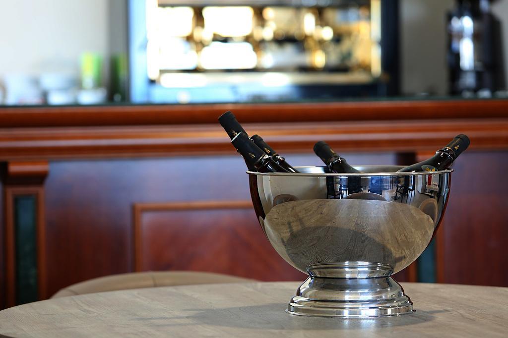 Hotel Restaurant Les Pielettes Le Rove Екстериор снимка