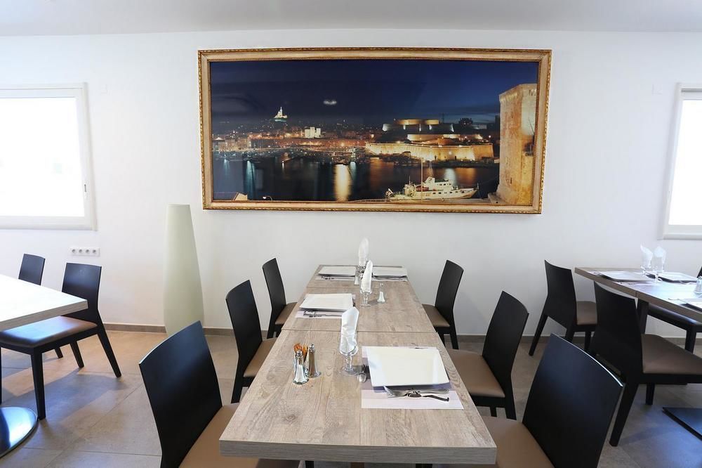 Hotel Restaurant Les Pielettes Le Rove Екстериор снимка